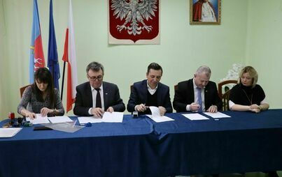 Zdjęcie do Powiat podpisał z Gminą Kluczewsko umowy dotacji