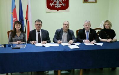 Zdjęcie do Powiat podpisał z Gminą Krasocin umowy dotacji