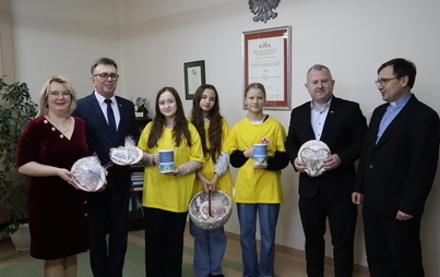 Zdjęcie do Szkolne Koło Caritas z Oleszna kwestowało dla chorych