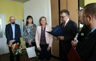Zdjęcie do Podziękowania dla odchodzącej na emeryturę dyrektor  Powiatowego Urzędu Pracy we Włoszczowie Zdzisławy Pośpiech