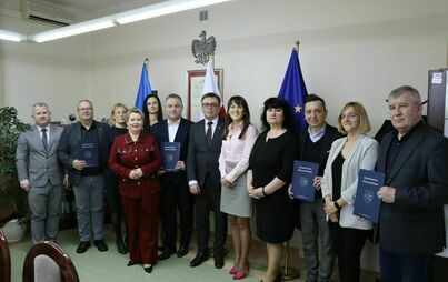 Zdjęcie do Powiat Włoszczowski podpisał z Gminami umowy dotacji na zadania związane z usuwaniem wyrob&oacute;w zawierających azbest