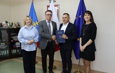 Zdjęcie do Podpisanie umowy na wsparcie dla Gminy Włoszczowa na realizację Programu usuwania wyrob&oacute;w zawierających azbest