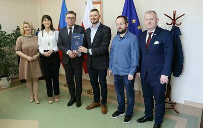 Zdjęcie do Powiat Włoszczowski przekazał szpitalowi pieniądze  na zakup sprzętu do Poradni Stomatologicznej 