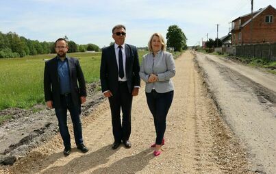 Zdjęcie do Trwa rozbudowa drogi powiatowej w Motycznie