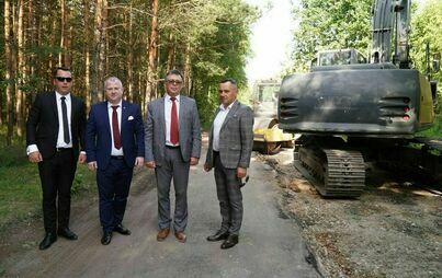 Zdjęcie do Władze samorządowe odwiedziły największe i najdroższe inwestycje drogowe powiatu w gminach Włoszczowa i Kluczewsko