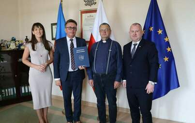 Zdjęcie do Powiat uzyskał dofinansowanie dla Parafii w Olesznie