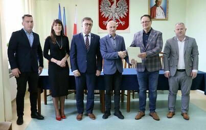 Zdjęcie do Do połowy listopada zostaną wyremontowane dwie drogi powiatowe uszkodzone przez deszcz nawalny w maju br.