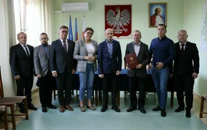 Zdjęcie do Powiat wyremontuje niemal 2 km drogi na odcinku Żeleźnica &ndash; Oleszno, kt&oacute;rą  uszkodził nawalny deszcz w maju br.